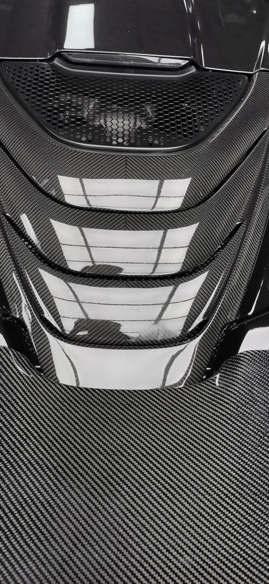 Dry Carbon Fiber Engine Cover V2 - Mclaren 720s Spider