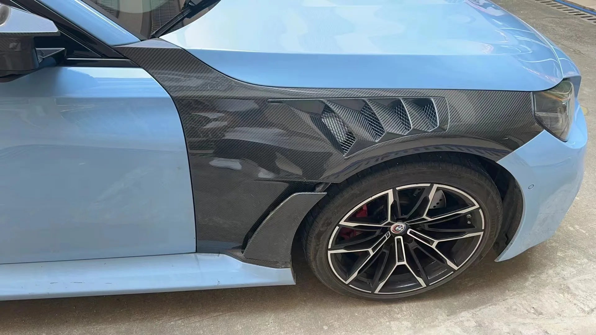 Aggressive Vented Dry Carbon Fiber Front Fenders With Blades - BMW G87