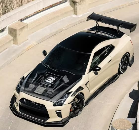 V1 Carbon Fiber Vented Hood w/ transparent window - 2008-2016 Nissan GTR R35